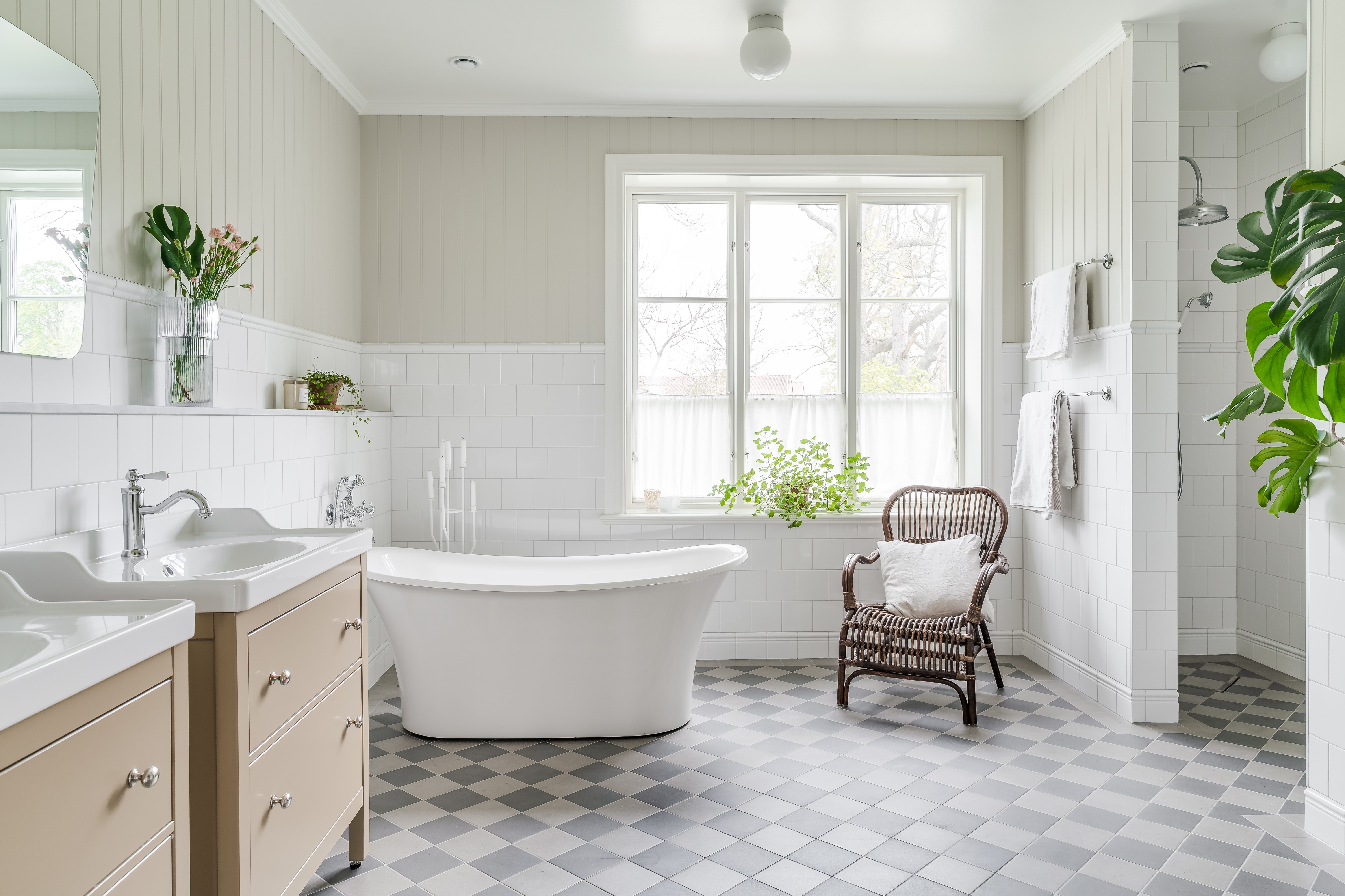 Hägersten - lantligt-badrum-fristående-badkar-och-kakelgolv.jpg