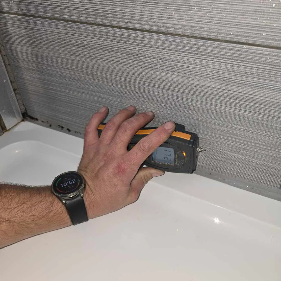 En fuktmätare används för att kontrollera fuktnivåer i väggen vid badkar eller dusch. Mätningen hjälper till att bedöma om det finns förhöjda fuktnivåer bakom ytskiktet och är ofta ett första steg innan en eventuell delreparation planeras.