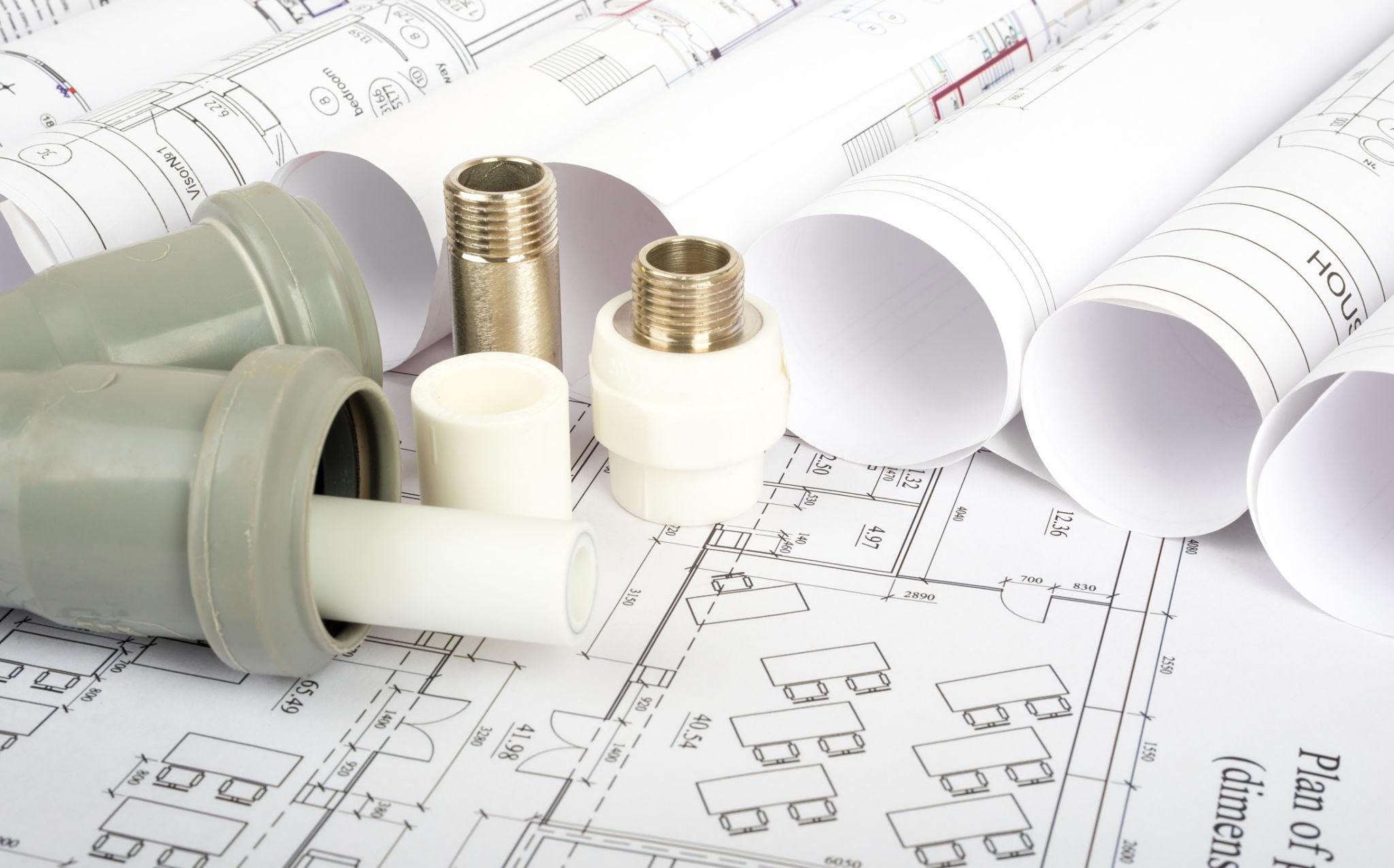 Ritningar och rördelar som används vid planering av installationer i samband med stambyten i fastigheter. Projektering och planering är en viktig del av arbetet när nya rörsystem ska installeras i bostadsrättsföreningar.