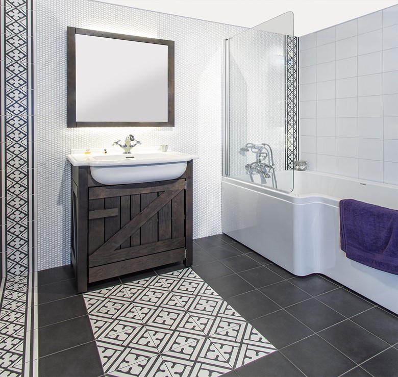 Badrum med mönstrat klinkergolv, vit mosaik och mörk badrumsmöbel