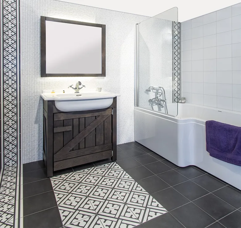 Badrum med mönstrat klinkergolv, vit mosaik och mörk badrumsmöbel