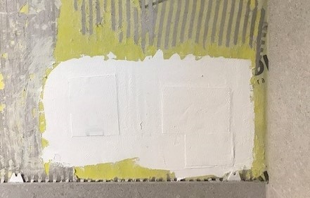 Ett nytt lager tätskikt appliceras på en avgränsad del av väggen efter att underlaget har förberetts. Tätskiktet läggs enligt systemets anvisningar så att den reparerade ytan kan integreras med det befintliga tätskiktet.