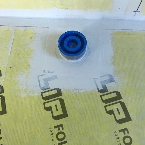 Rörgenomföring i golv för toalett