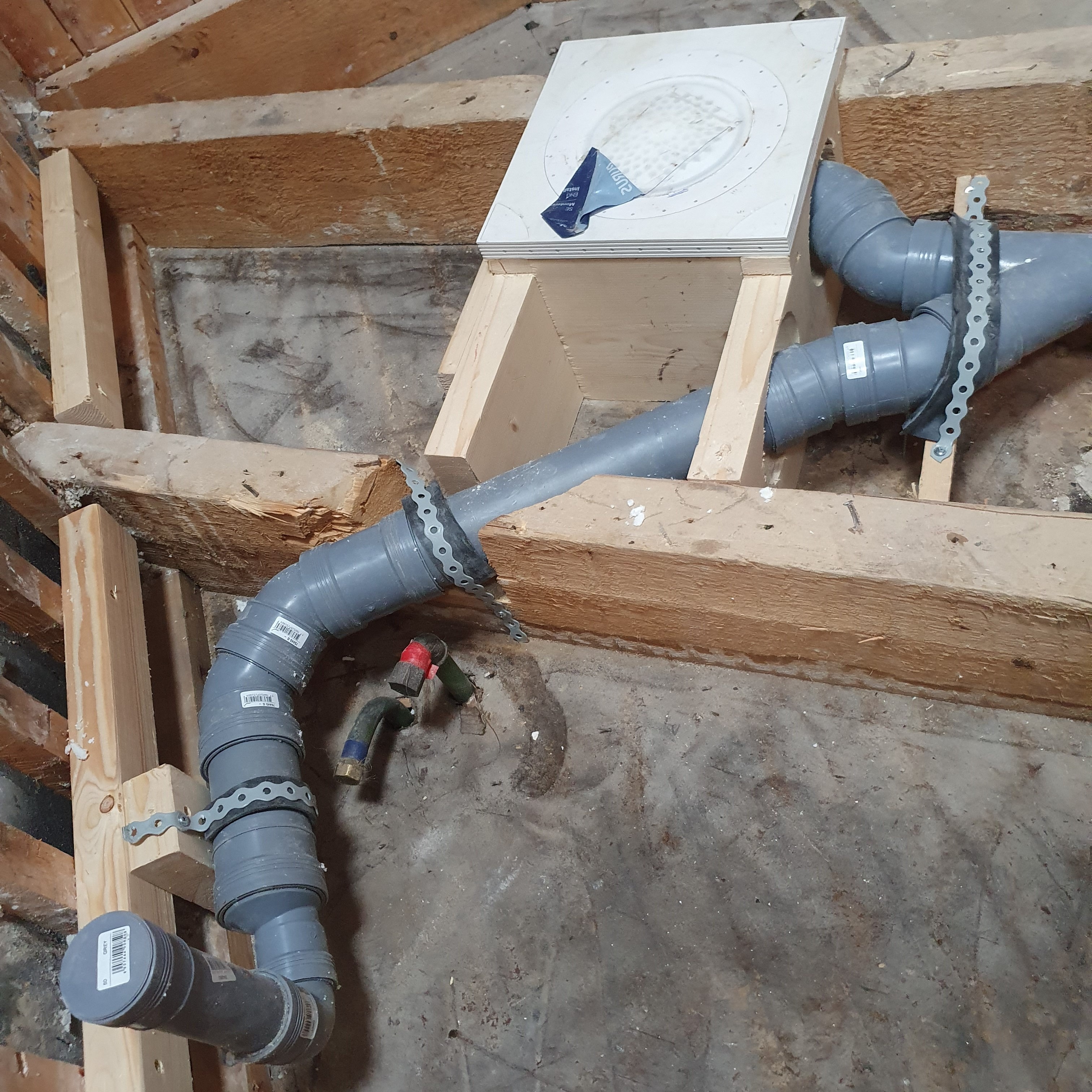 Rördragning för avlopp i golv