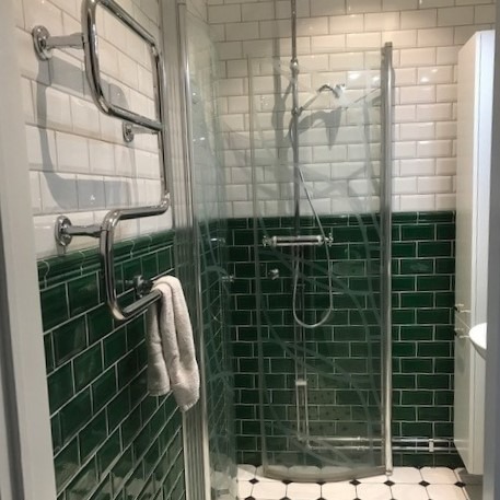 Handdukstork, duschdörrar med mönster.