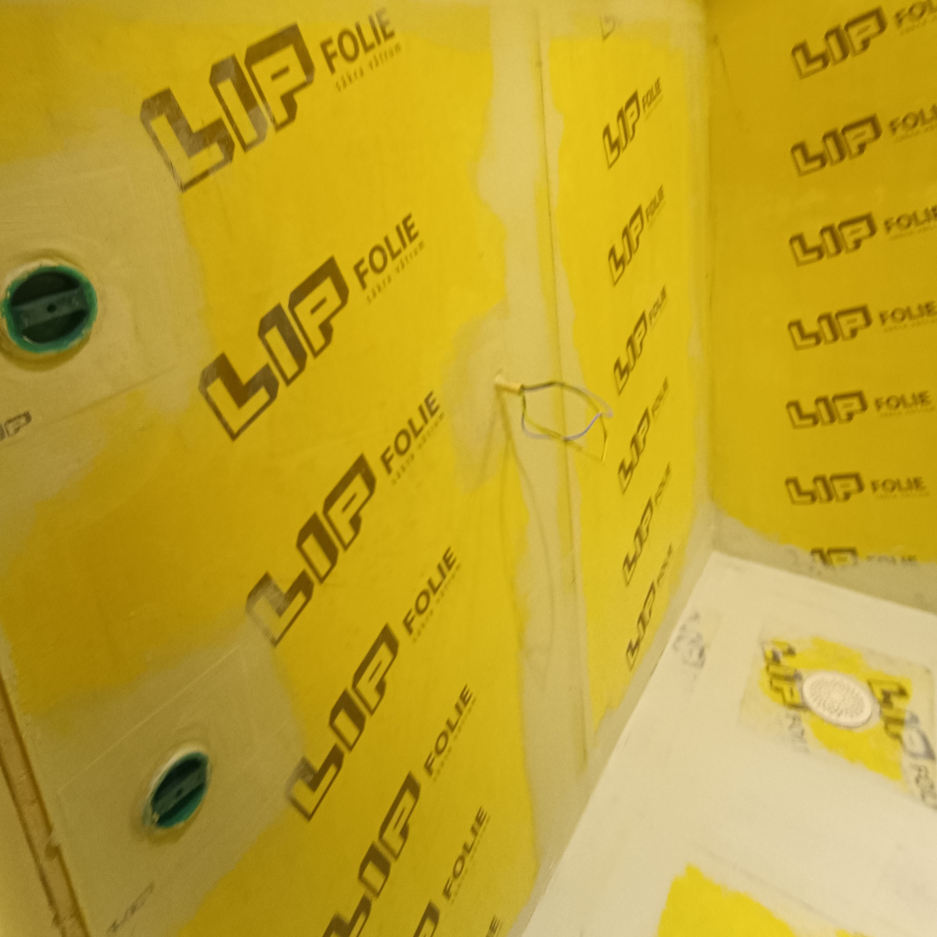 Lip tätskikt  med genomföringar för el.