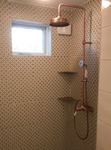 Duschset med hyllor för flaskor