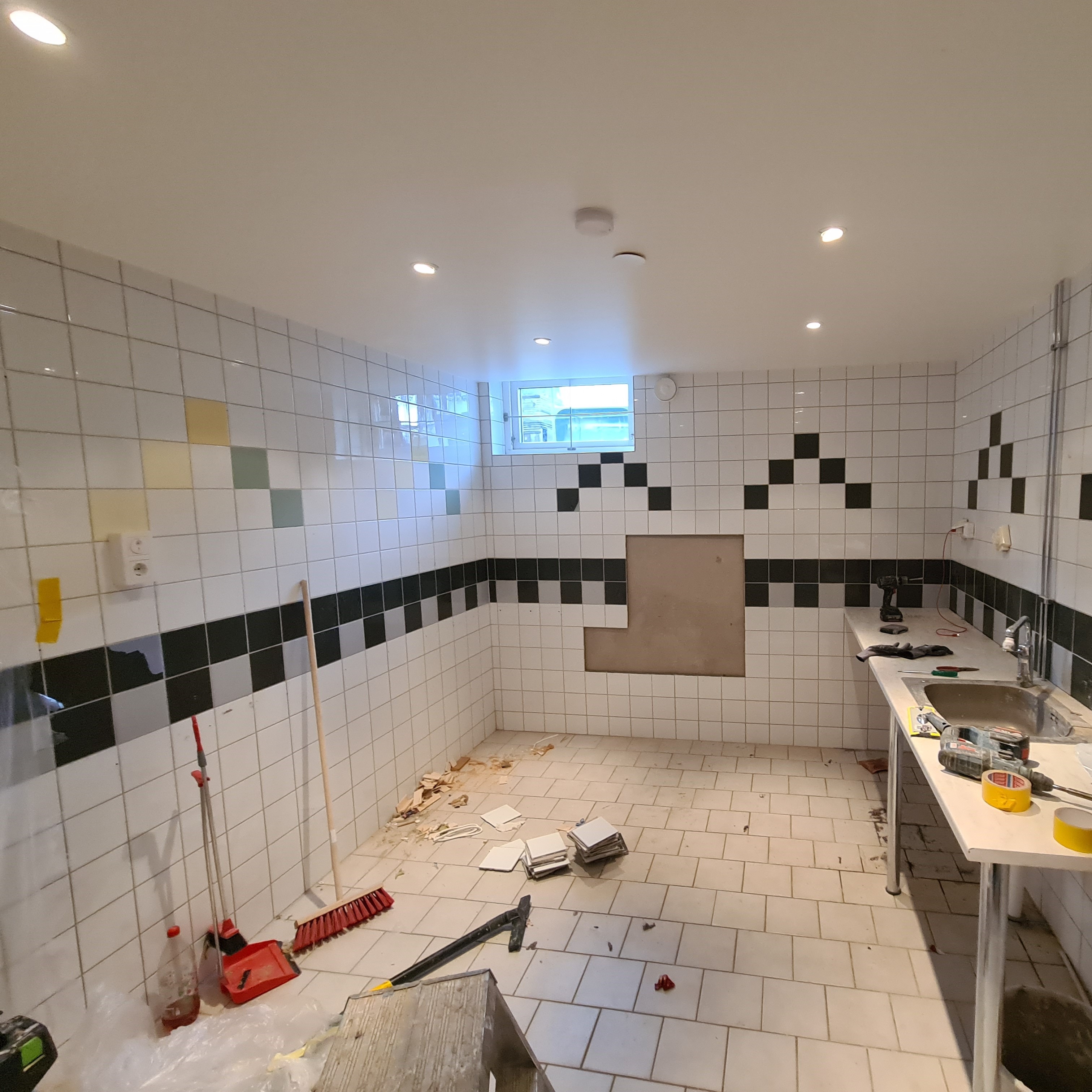 Påbörjad rivning av tvättstuga