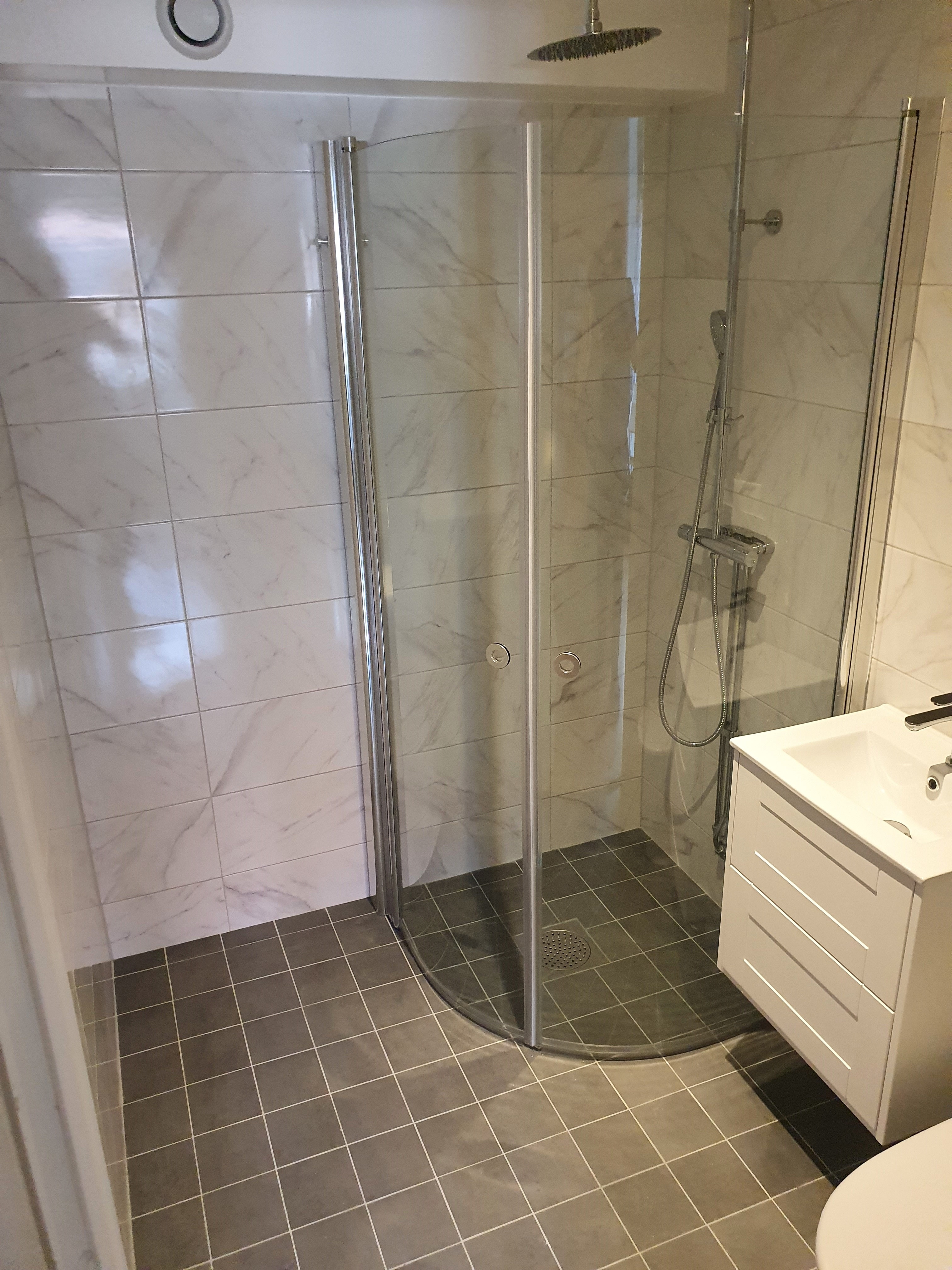 Carrara kakel på väggarna.