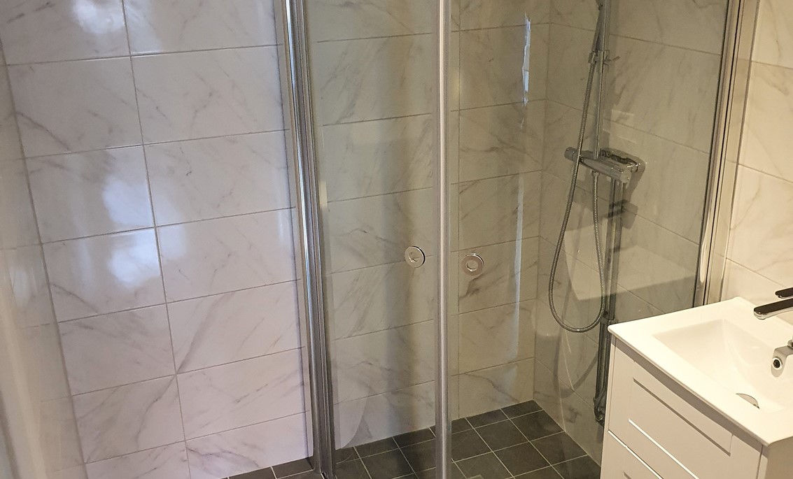 Carrara kakel på väggarna.