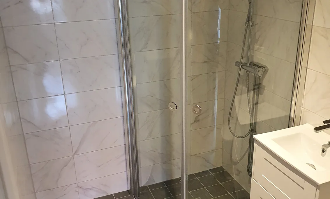Carrara kakel på väggarna.