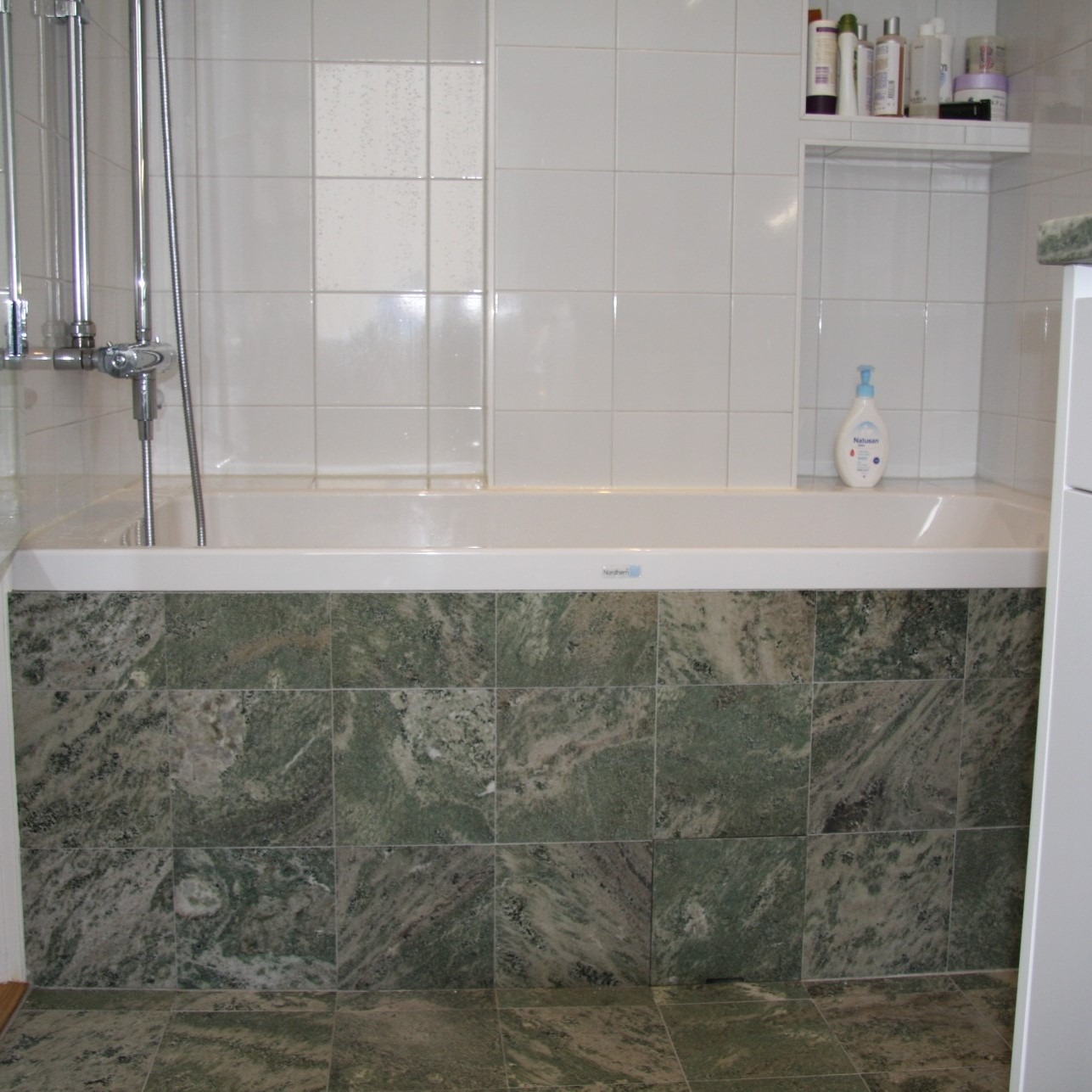 Badrumsrenovering i Stockholm innerstad. Badrummet fick nisch och ett inbyggt badkar