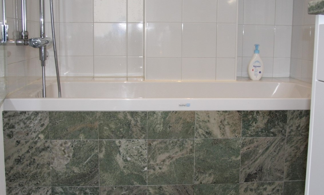 Badrumsrenovering i Stockholm innerstad. Badrummet fick nisch och ett inbyggt badkar