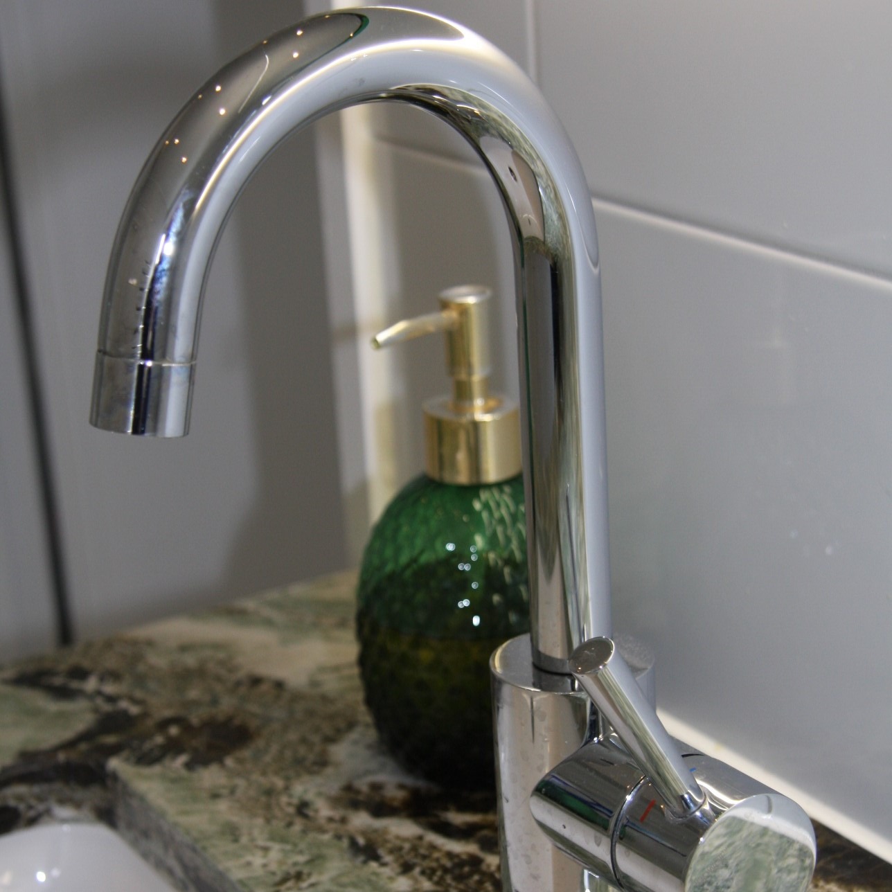 Golvet och kommoden installerades med Kolmårdsmarmor som är en natursten med liv