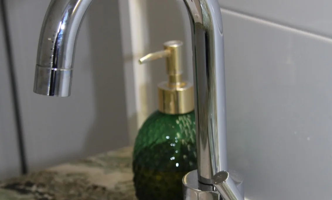 Golvet och kommoden installerades med Kolmårdsmarmor som är en natursten med liv