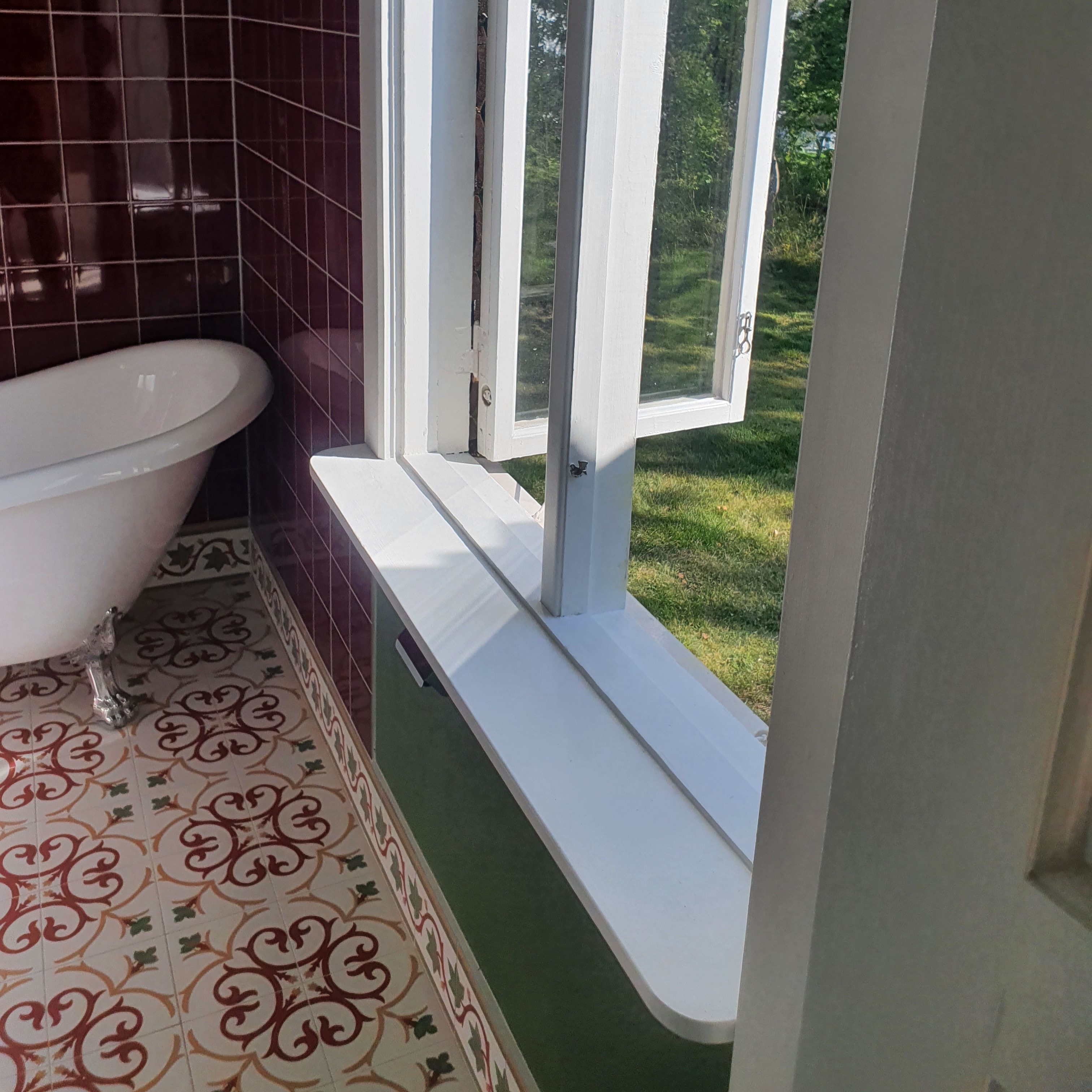 Härliga färger med ett passande badkar med lejontassar